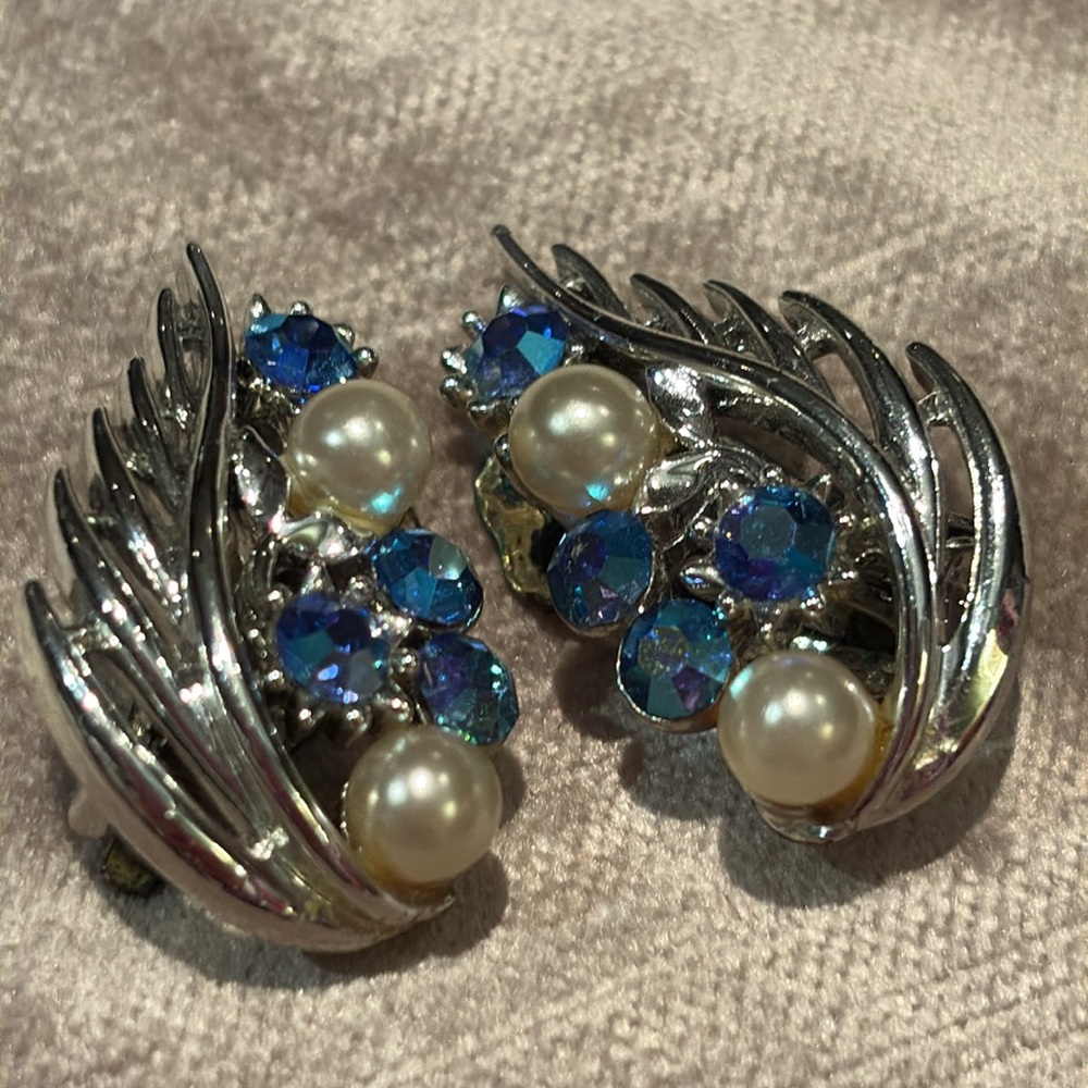 Vintage LISNER Silver fire Blue Ab Crystal Pearl Clip On 1960’s Earrings